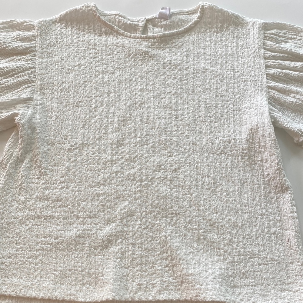 The size of this white blouse is a 11-12 and runs just a little bigger.